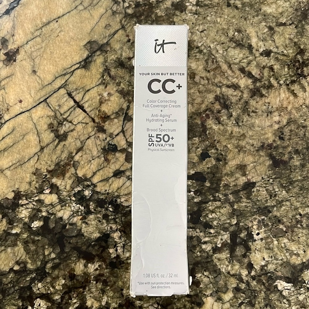 IT Cosmetics CC+ Color correcting full coverage cream in Medium